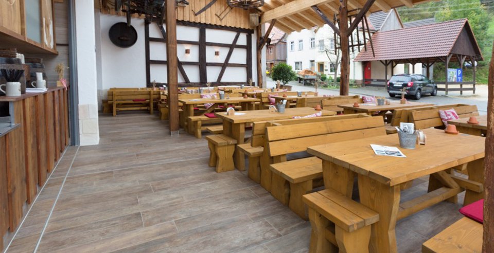 Rustikaler Biergarten Rössle Häringen - Holzfliesen aus Feinsteinzeug