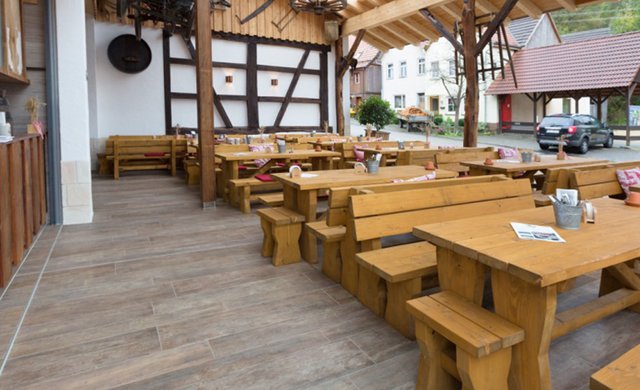 Rustikaler Biergarten Rössle Häringen - Holzfliesen aus Feinsteinzeug