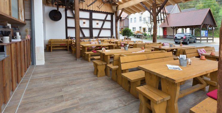 Rustikaler Biergarten Rössle Häringen - Holzfliesen aus Feinsteinzeug