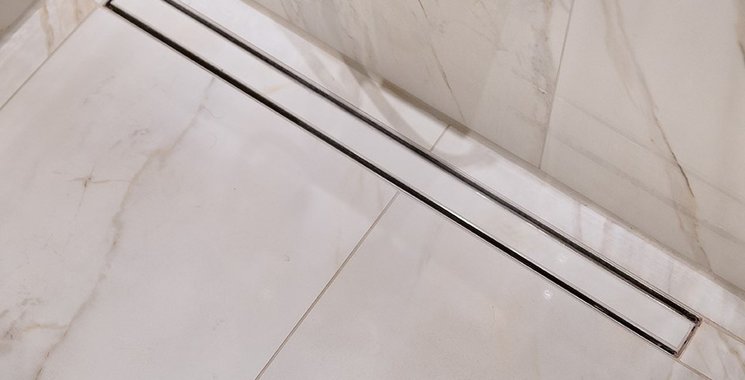 Schöne weiße Fliese in Marmor-Optik verlegt im Bad im Detail begehbare Dusche