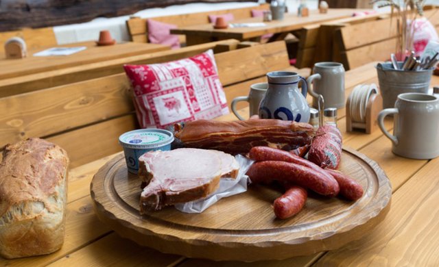 Essen und Trinken beim Referenzkunde Alber im Rössle in Häringen - Fliesentrend Holzoptik 