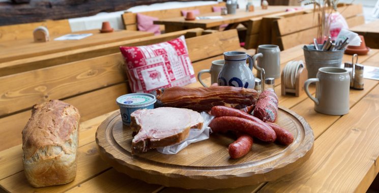 Essen und Trinken beim Referenzkunde Alber im Rössle in Häringen - Fliesentrend Holzoptik 