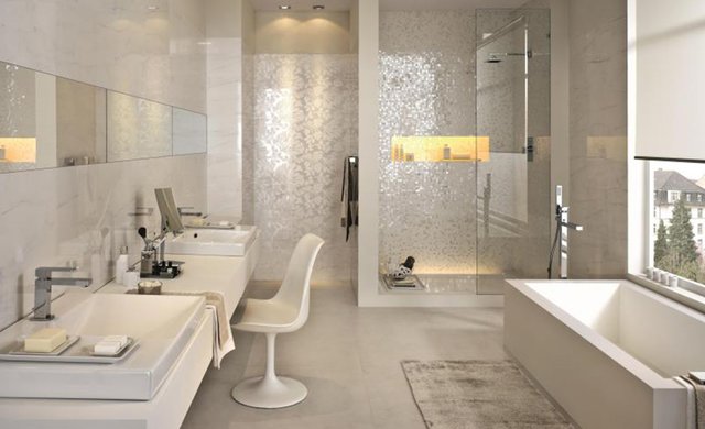 Mosaik und Marmor Fliesen von Kemmler passend kombiniert im Badezimmer