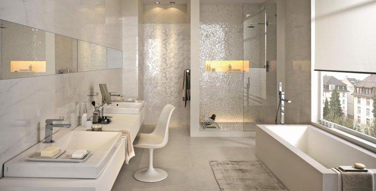 Mosaik und Marmor Fliesen von Kemmler passend kombiniert im Badezimmer
