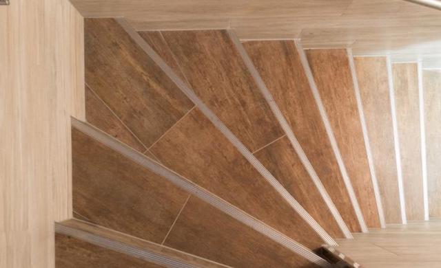 bodenfliesen im keller estrich selbst die treppen und toiletten sind mit fliesen im holzdielenlook verlegt die aktuellsten fliesentrends für ihr heim fliesenkemmler bodenfliesen im keller estrich selbst die treppen und toiletten sind mit fliesen im holzdielenlook verlegt die aktuellsten fliesentrends für ihr heim fliesenkemmler