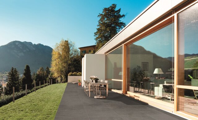 dunkle Terrassenfliese im Außenbereich