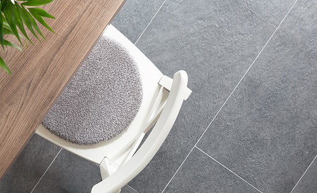 Natursteinoptik passt super zu Holz
