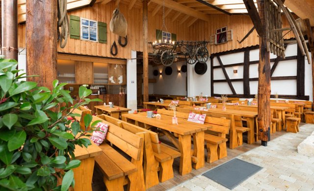 Natur pur gemütlich draußen sitzen im Biergarten auf  Holzbänken mit Fliesen im Rössle