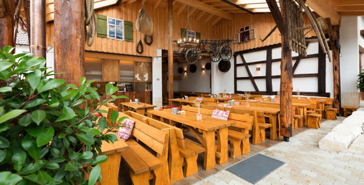 Natur pur gemütlich draußen sitzen im Biergarten auf  Holzbänken mit Fliesen im Rössle