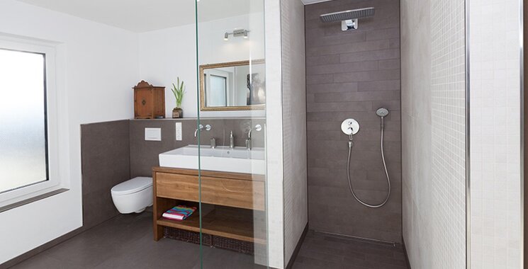 begehbare dusche im wilden verband