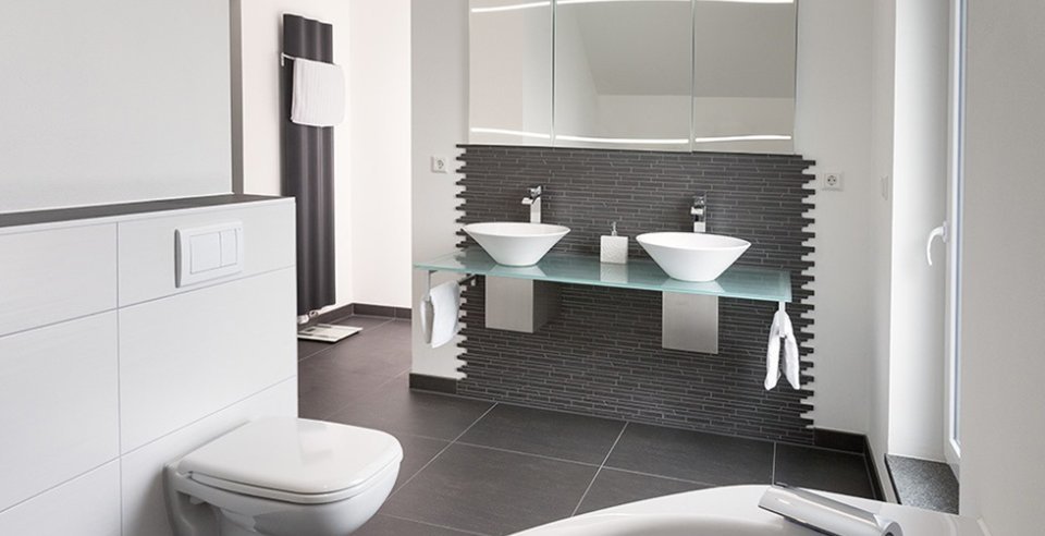 Badezimmer mit Fliesen in schwarz und weiß