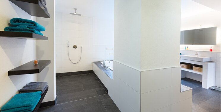 bodenebene Dusche mit dunklem Boden