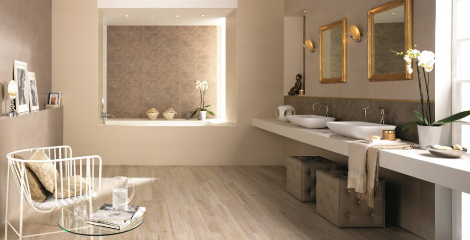 Steingut und Feinsteinzeug Fliesen im Badezimmer an Wand und Boden.