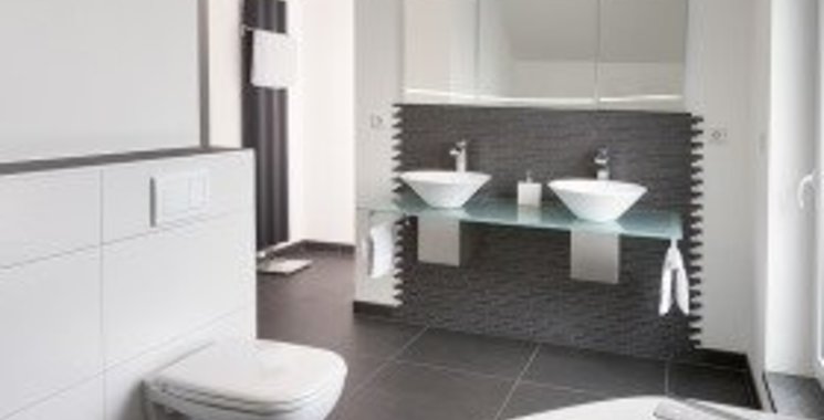 Badezimmer mit Fliesen in schwarz und weiß