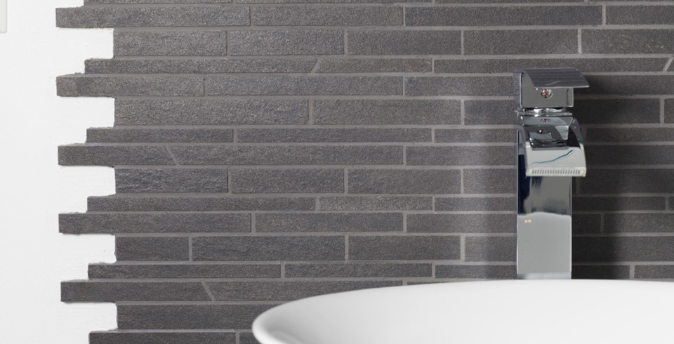 Badezimmer mit fliesen in schwarz und weiÃ