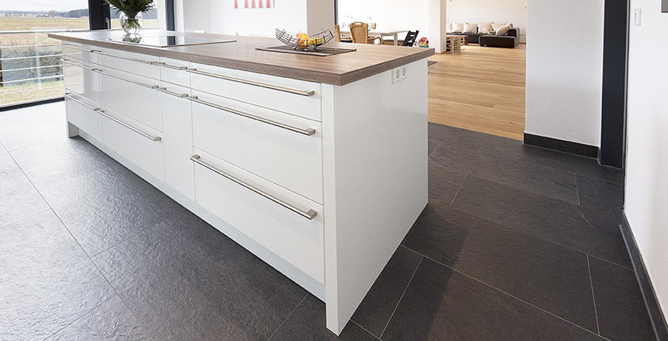 Natursteinoptikfliesen an Wand und Boden