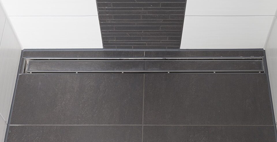 Rutschhemmende Fliesen in begehbarer Dusche