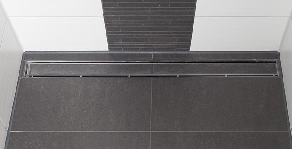 Badezimmer mit Fliesen in schwarz und weiß