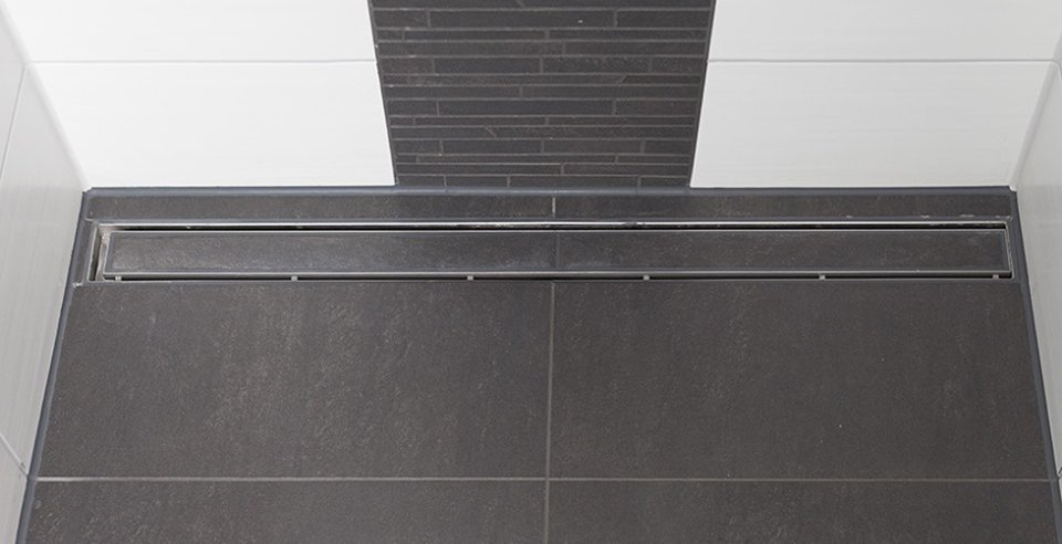 Badezimmer mit Fliesen in schwarz und weiß