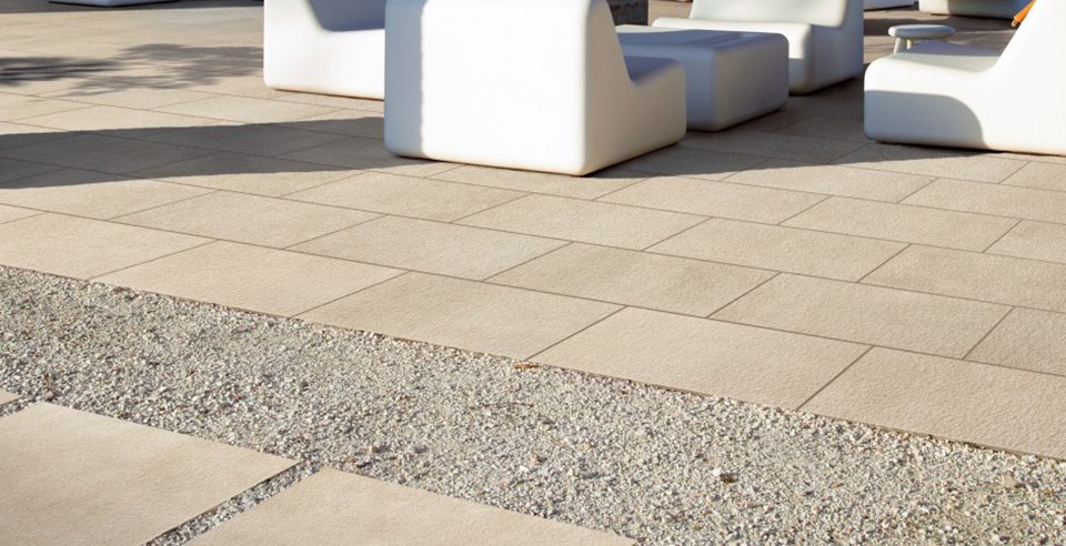 Terrassenplatten für eine Lounge in beige