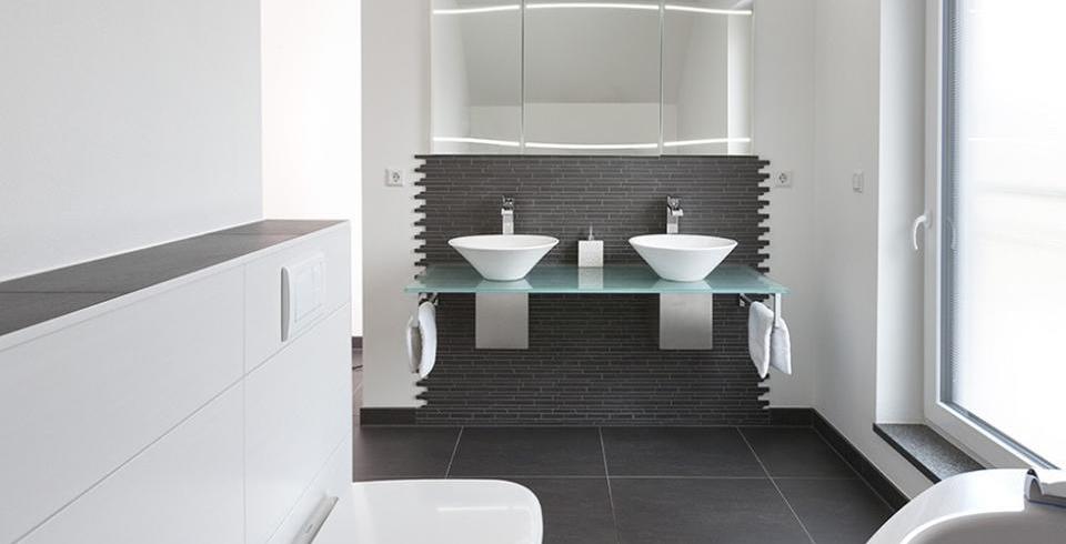 Badezimmer mit Fliesen in schwarz und weiß Badezimmer mit Fliesen in schwarz und weiß