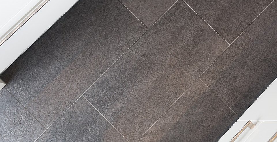 Natursteinoptikfliesen an Wand und Boden