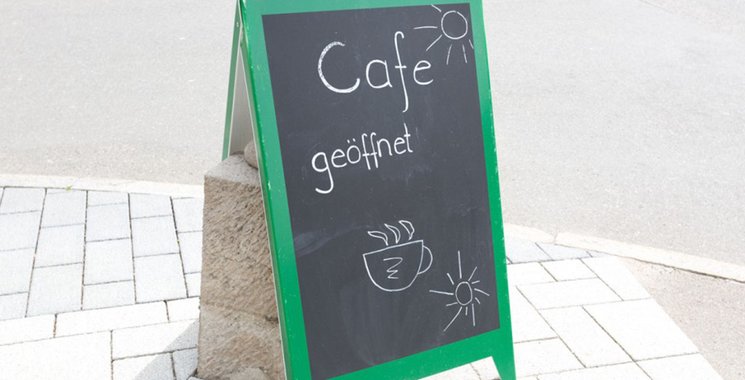 Cafe und Sonnenterrasse laden zum Verweilen ein.