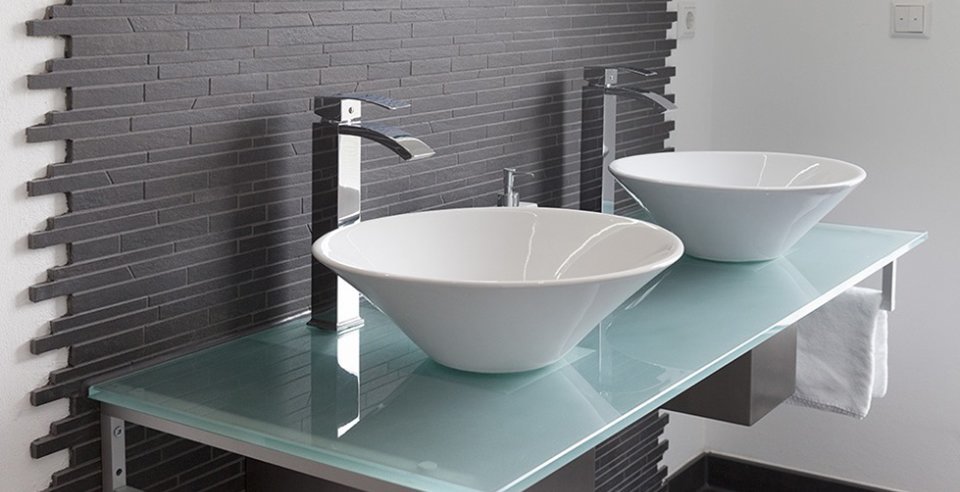 Badezimmer mit Fliesen in schwarz und weiß