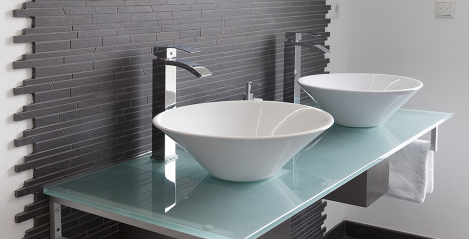 Badezimmer mit fliesen in schwarz und weiÃ