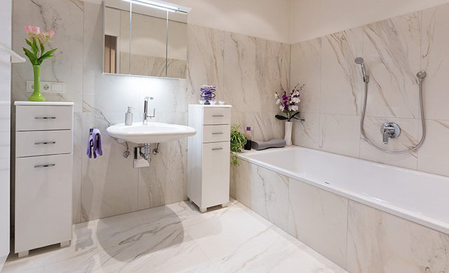 Was ist der Unterschied zwischen Fliesen und Naturstein