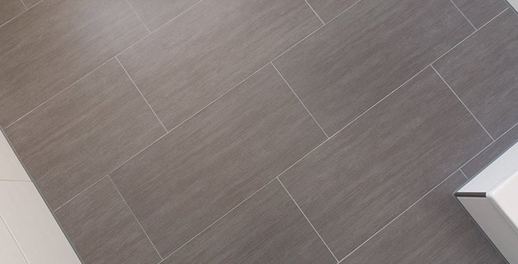 Graue Fliesen am Boden