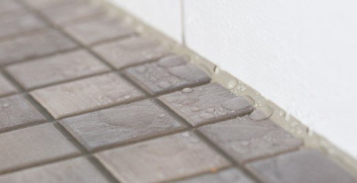 Schimmel auf Fliesenfugen: Wie entfernen?| Fliesen-Kemmler Schimmel auf Fliesenfugen: Wie entfernen?| Fliesen-Kemmler