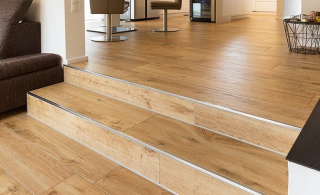 Treppe mit Holzoptikfliesen verlegt