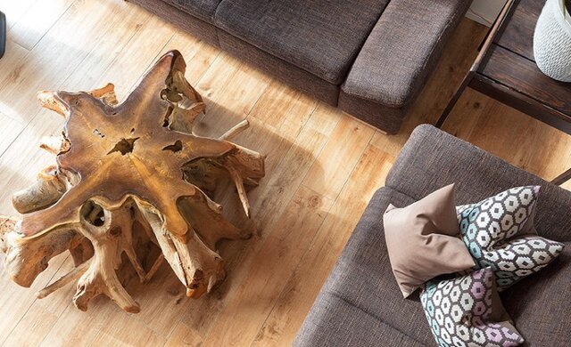 wohnzimmer mit holzoptik fliesen verlegt