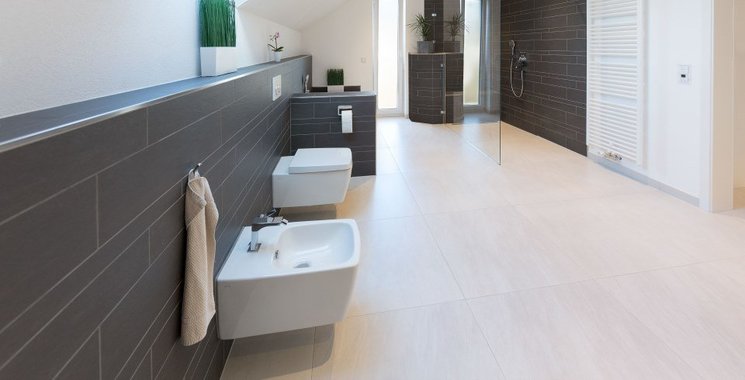 Badezimmer halbhoch gefliest mit bordüre / waschbecken | hausbau, ein baublog. Badezimmer Halbhoch Gefliest Mit Bordüre - Abschlussschienen Als Schutz Fliesen Kemmler