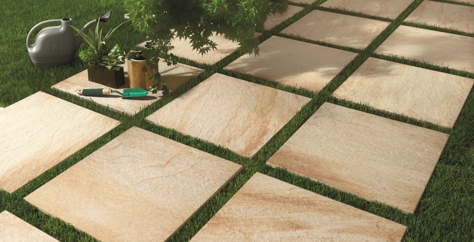 feinsteinzeug terrassenplatten beige fliese lose im gras verlegt obi feinsteinzeug terrassenplatten beige fliese lose im gras verlegt obi