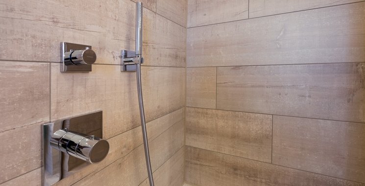 keramisches Holz in duschbereich
