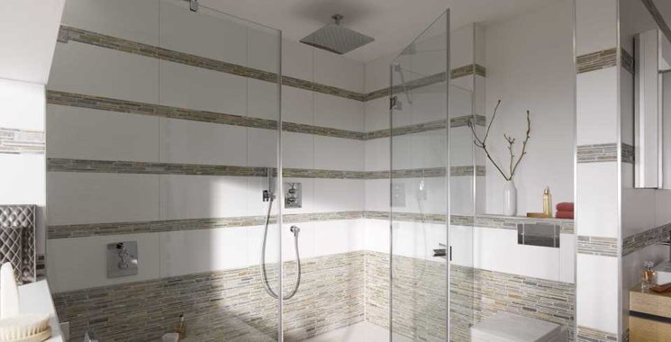landhausambiente im badezimmer mit mosaik