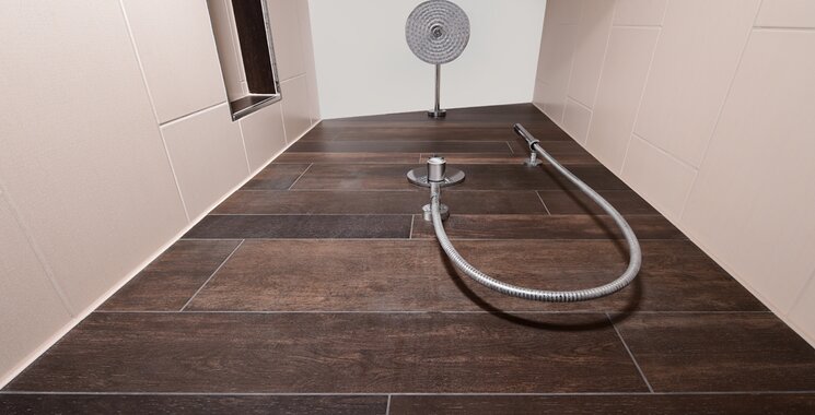 holzoptikfliese an der wand in begehbaren dusche verlegt