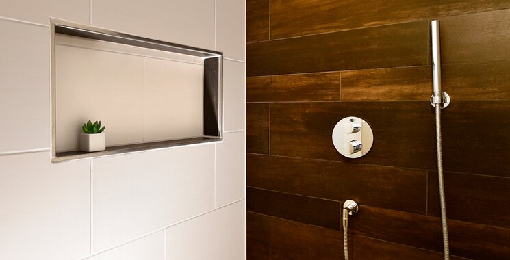 begehbare Dusche mit holzoptikfliesen an wand und boden