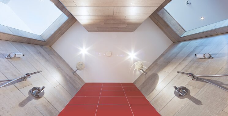 begehbare dusche mit holzoptikfliesen und roten fliesen