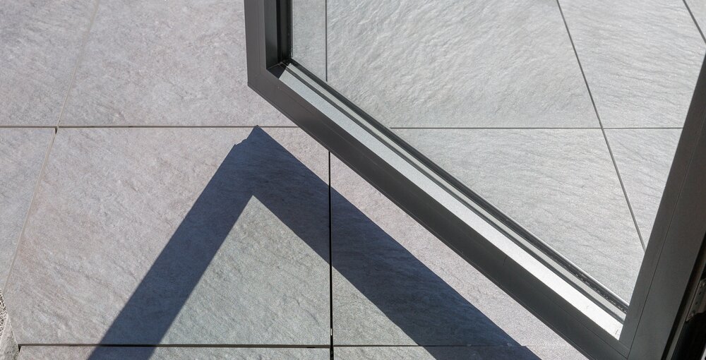 terrassenfliese grau strukturiert