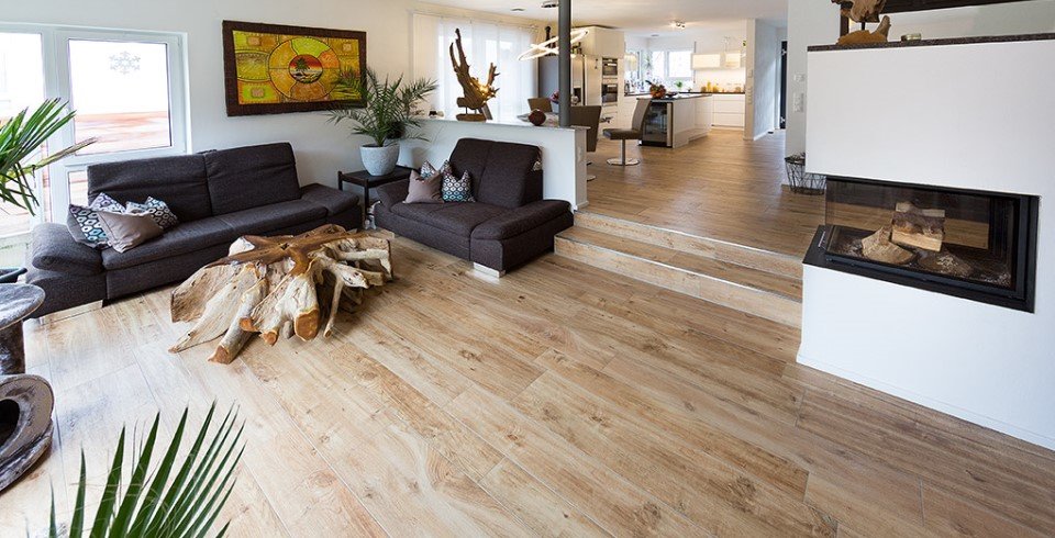 Modernes Wohnzimmer mit hellem Holzboden.