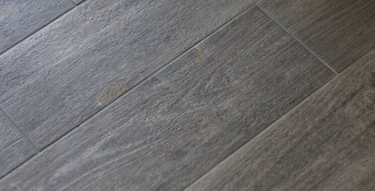 Nahaufnahme Holzoptik Fliese Linarolo bei Herceg und Morreale