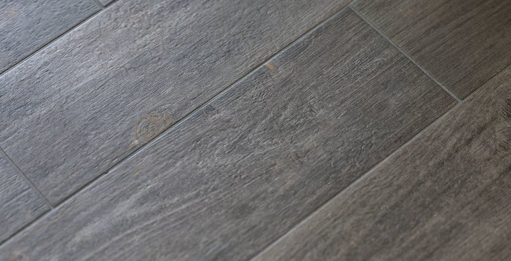 Nahaufnahme Holzoptik Fliese Linarolo bei Herceg und Morreale