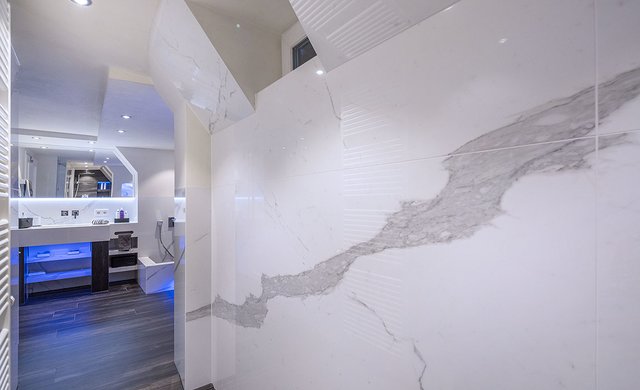 XL Fliese in Natursteinoptik an der Wand Traumbad in XL