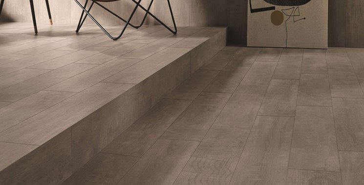 Treppenstufe mit Holzoptikfliesen verlegt