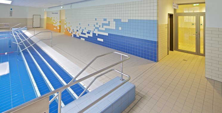 Treppen im Schwimmbad verflieste Variante