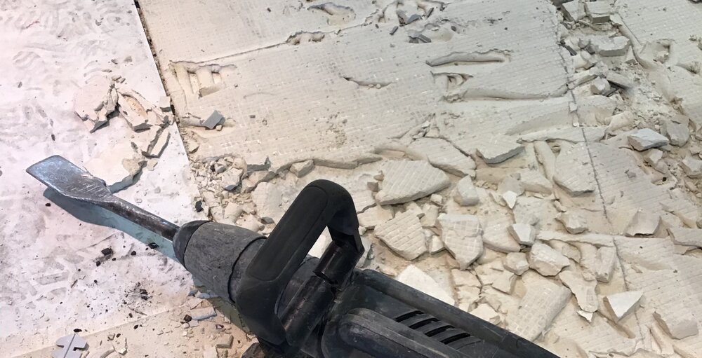 Fliesen entfernen mit einem Stemmhammer