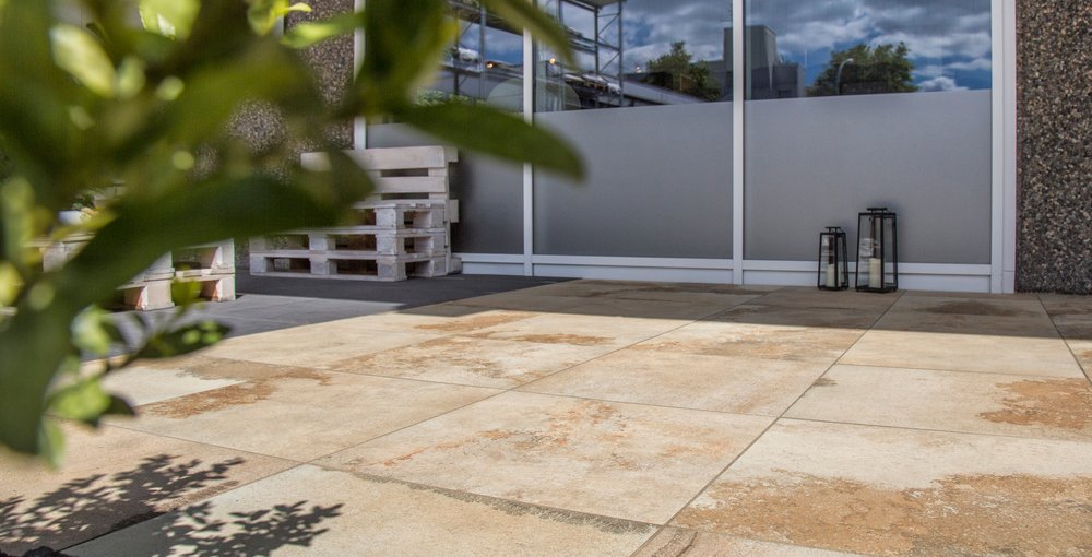 Die Fliese Solanas im Außenbereich auf einer Terrasse verlegt